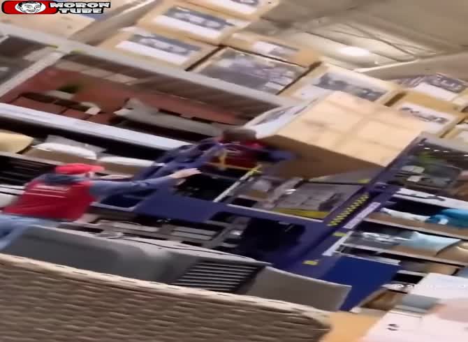 Video :A cardboard box that is too hefty for this store employee crushes him